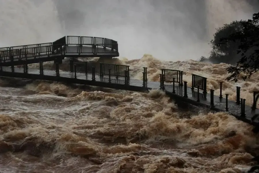 Video del desborde: cierran el circuito a la Garganta del Diablo por la creciente del río Iguazú
