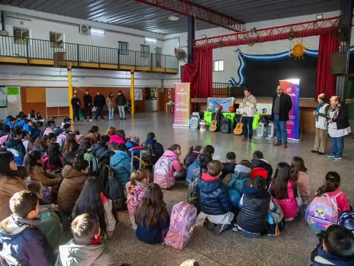 Esta semana se concretó una nueva entrega en dos escuelas de Rosario, con materiales deportivos, equipamiento educativo y elementos recreativos.