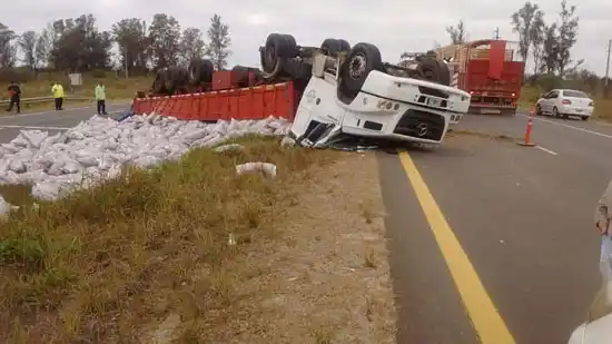 Un camión volcó y desparramó bolsas de papas en la Autovía 14