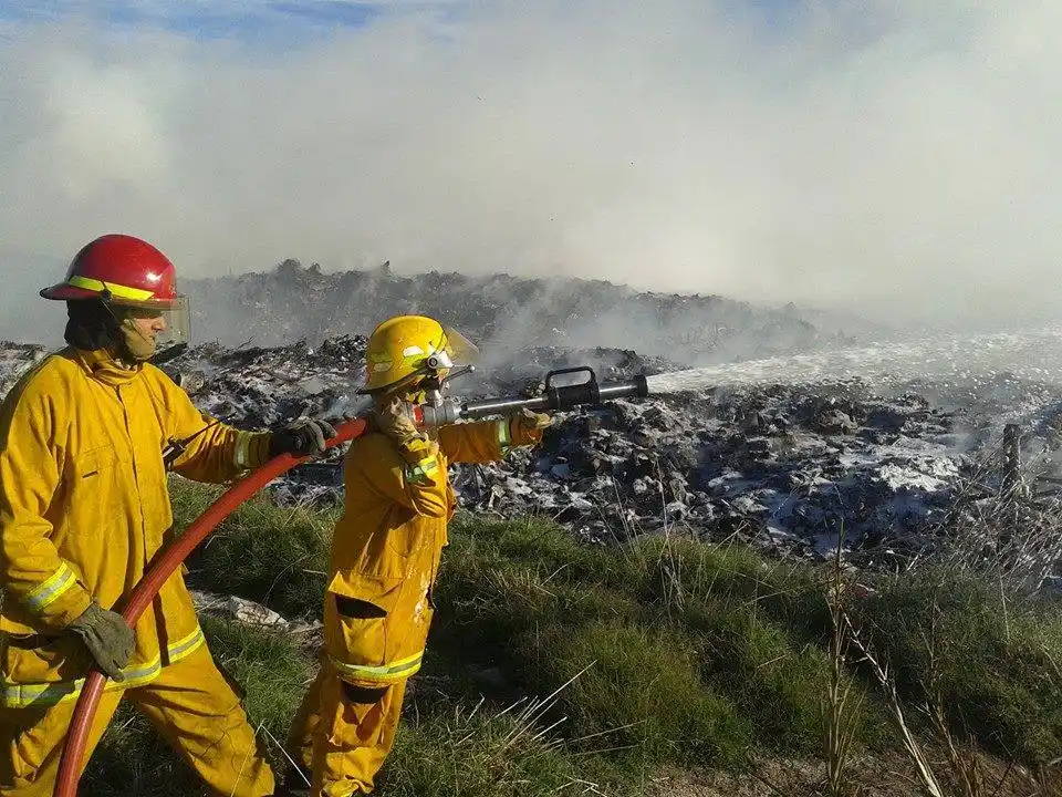 Tras las muertes en Ruta 9, continúa el incendio en el basural de Baradero
