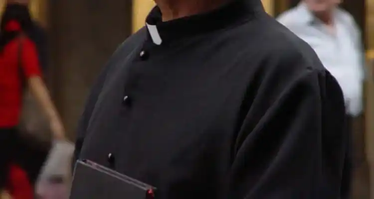 Advierten por estafador disfrazado de sacerdote