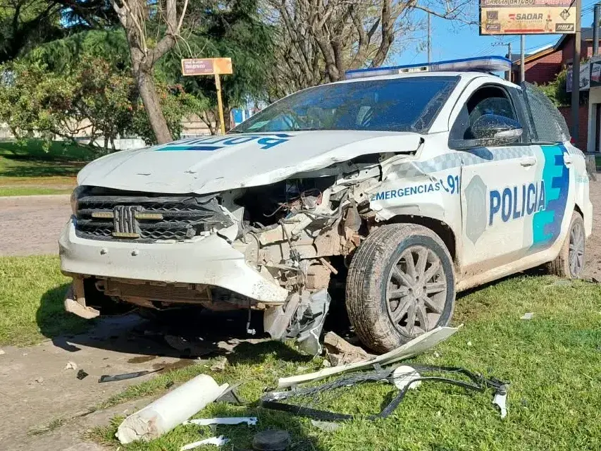 Así quedó el patrullero tras la colisión con el Clío.