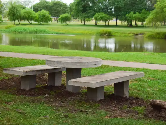 Nuevas mesas y bancos en el Parque Intendente Quintana