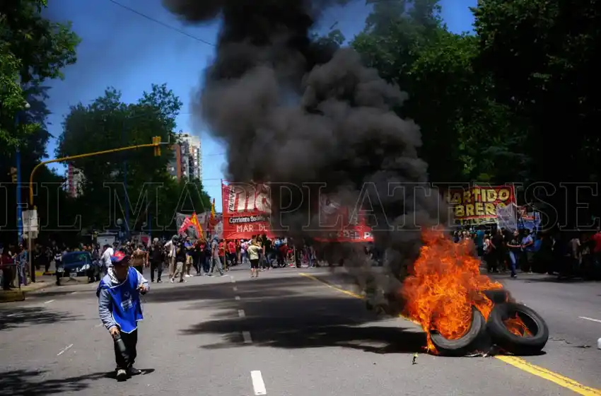 Sin tránsito ni policía, hubo una masiva protesta en Mar del Plata