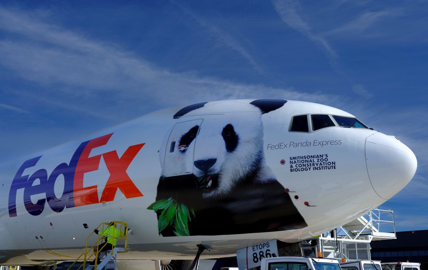 «Panda Express»: Boeing 777F de FedEx recibe livery para una misión muy especial