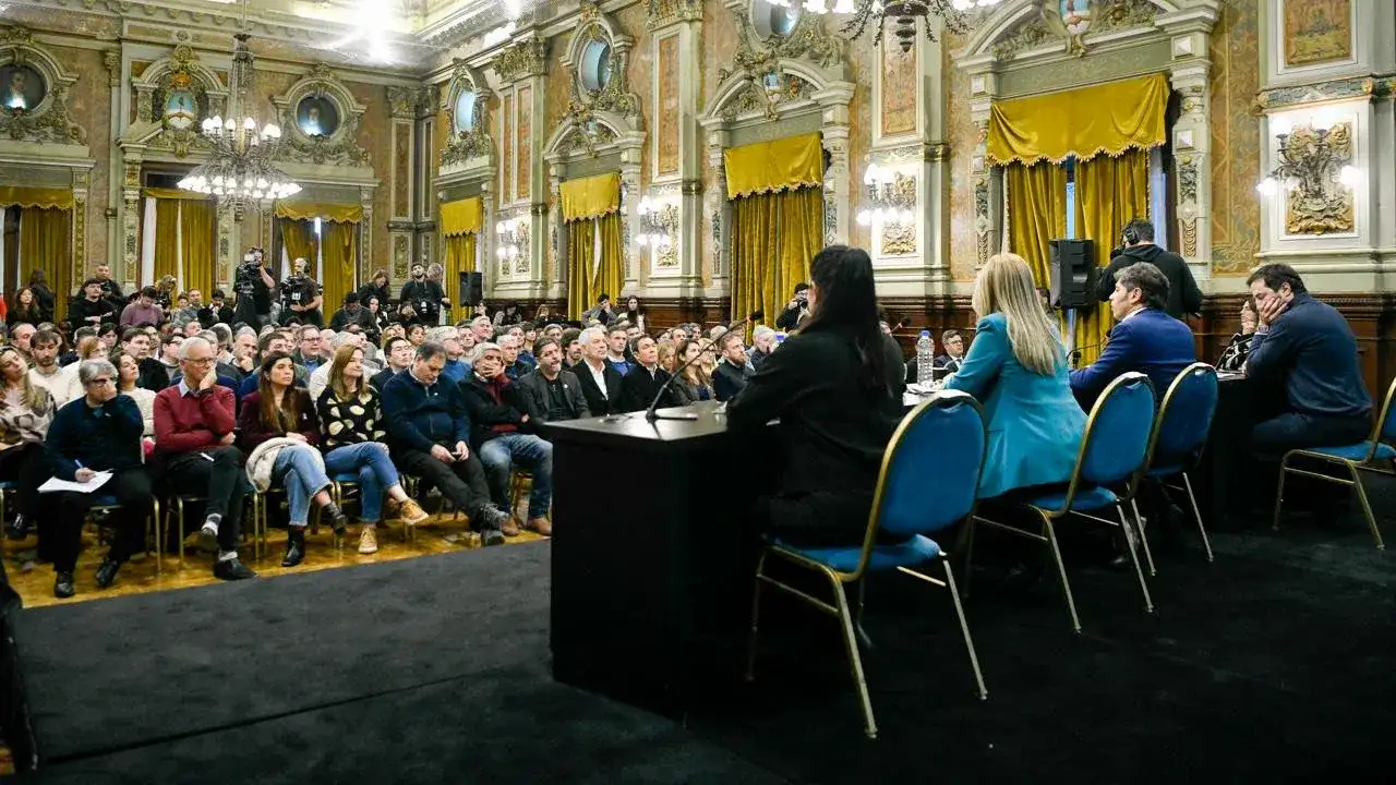 Del acto participó el intendente Miguel Lunghi junto a más de 60 jefes comunales de distintas fuerzas políticas.