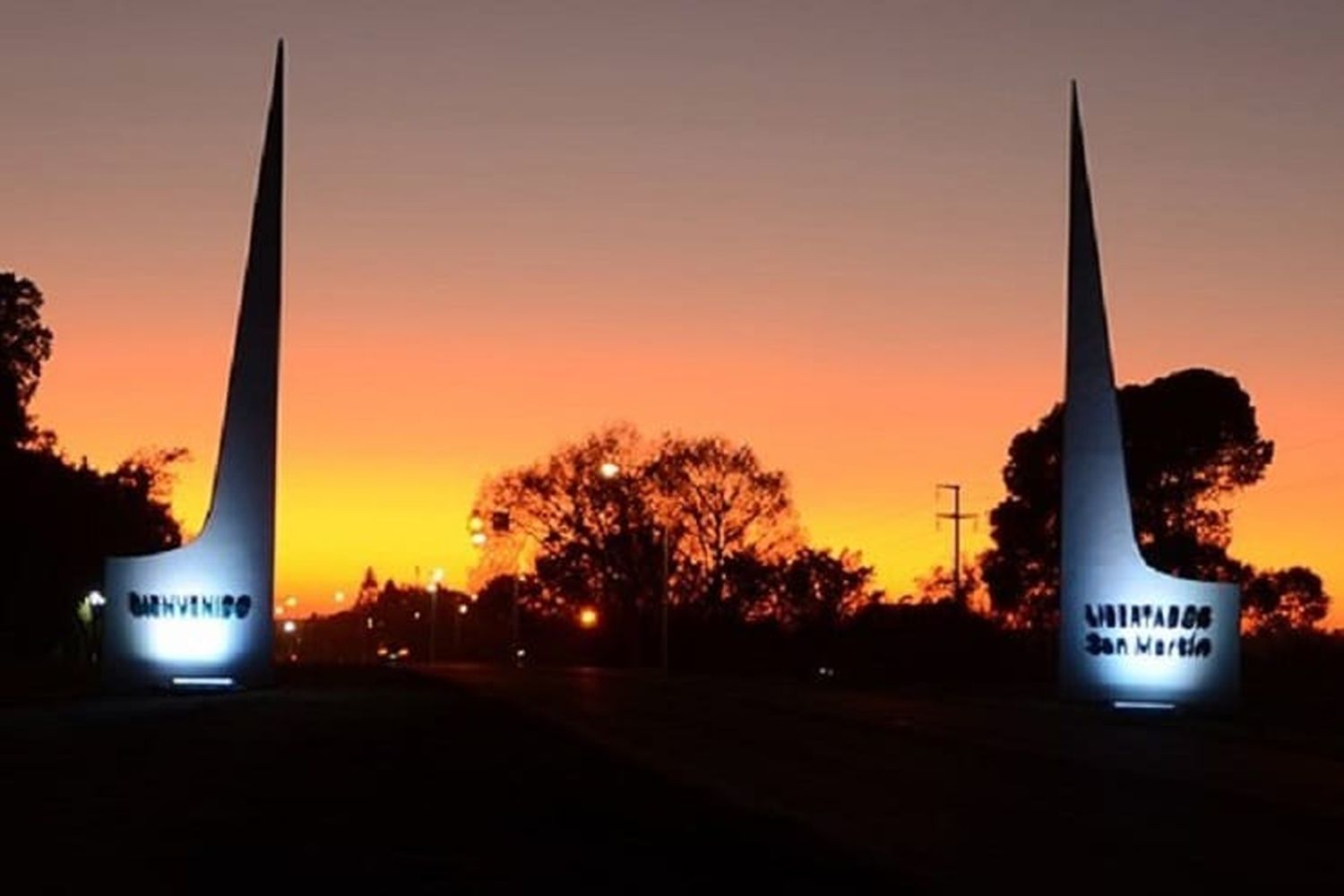 Se iluminó el pórtico de bienvenida a Libertador San Martín