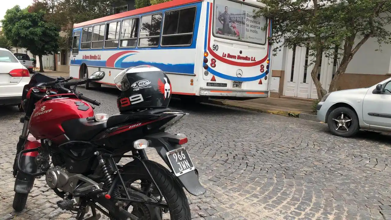Motociclista hospitalizado por caerse en la calle luego de intentar esquivar un colectivo