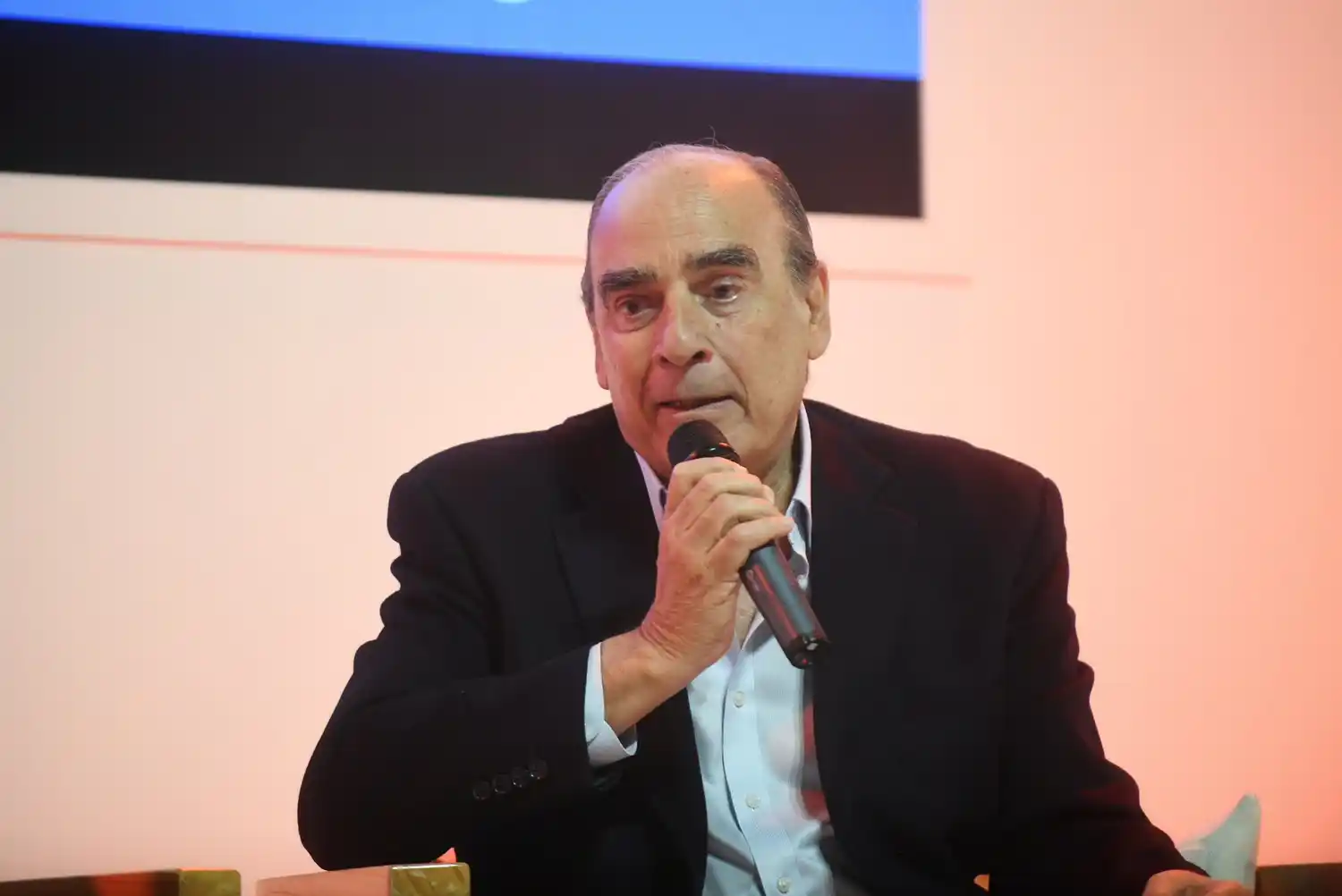 Francos envía una señal ambigua a Kicillof, mientras mil internas estallan en Provincia