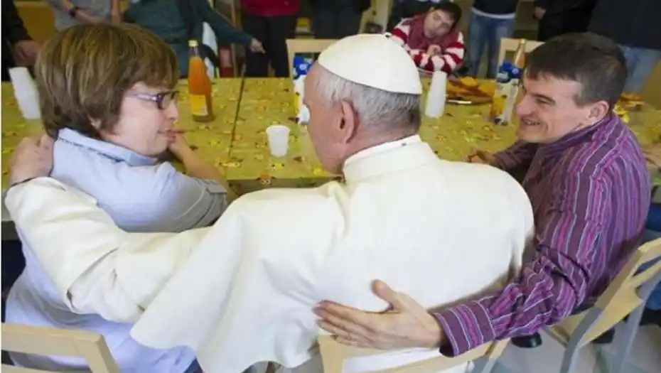 Sorpresivo “timbreo” del papa Francisco en las afueras de Roma