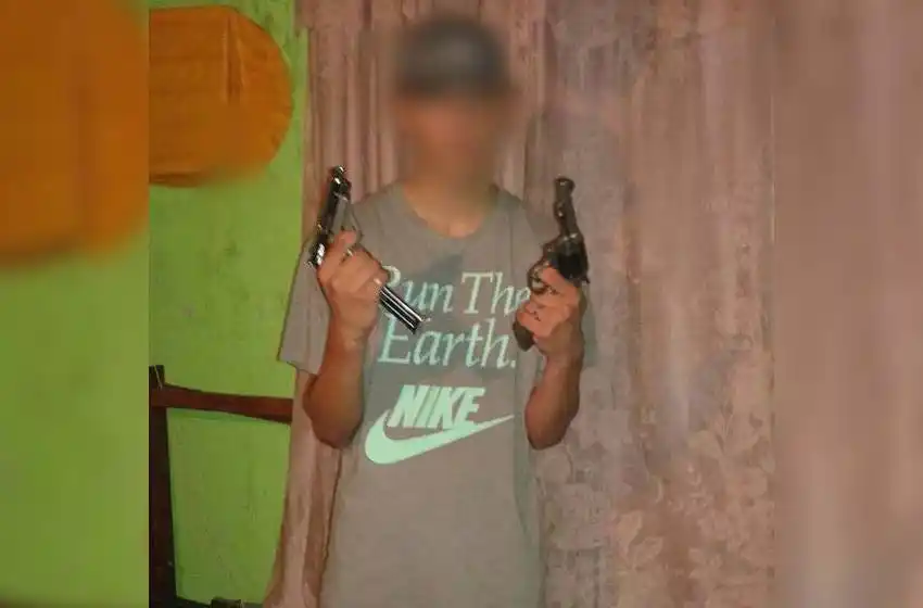 Las fotos del Facebook del pibe de la ametralladora