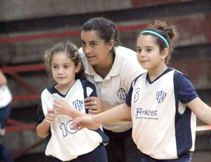 Escena. Que la representa con colores del club junto a Isabella Varela y Catalina Cozzoli