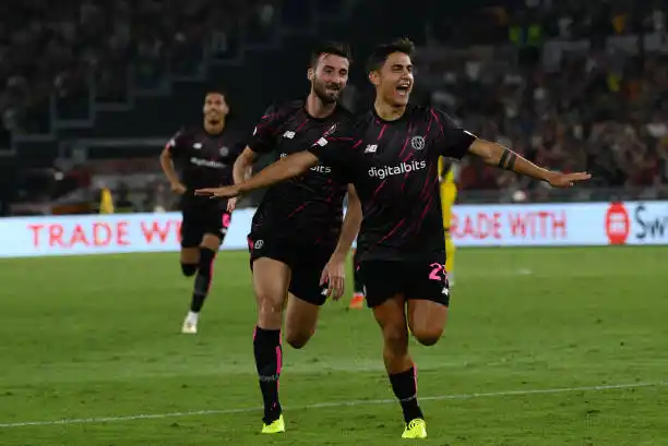 Dybala abrió la victoria de la Roma