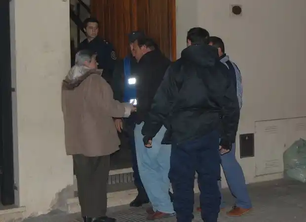 Un arma, precintos, una navaja, 167 mil dólares, 37 puñaladas: ¿emoción violenta?