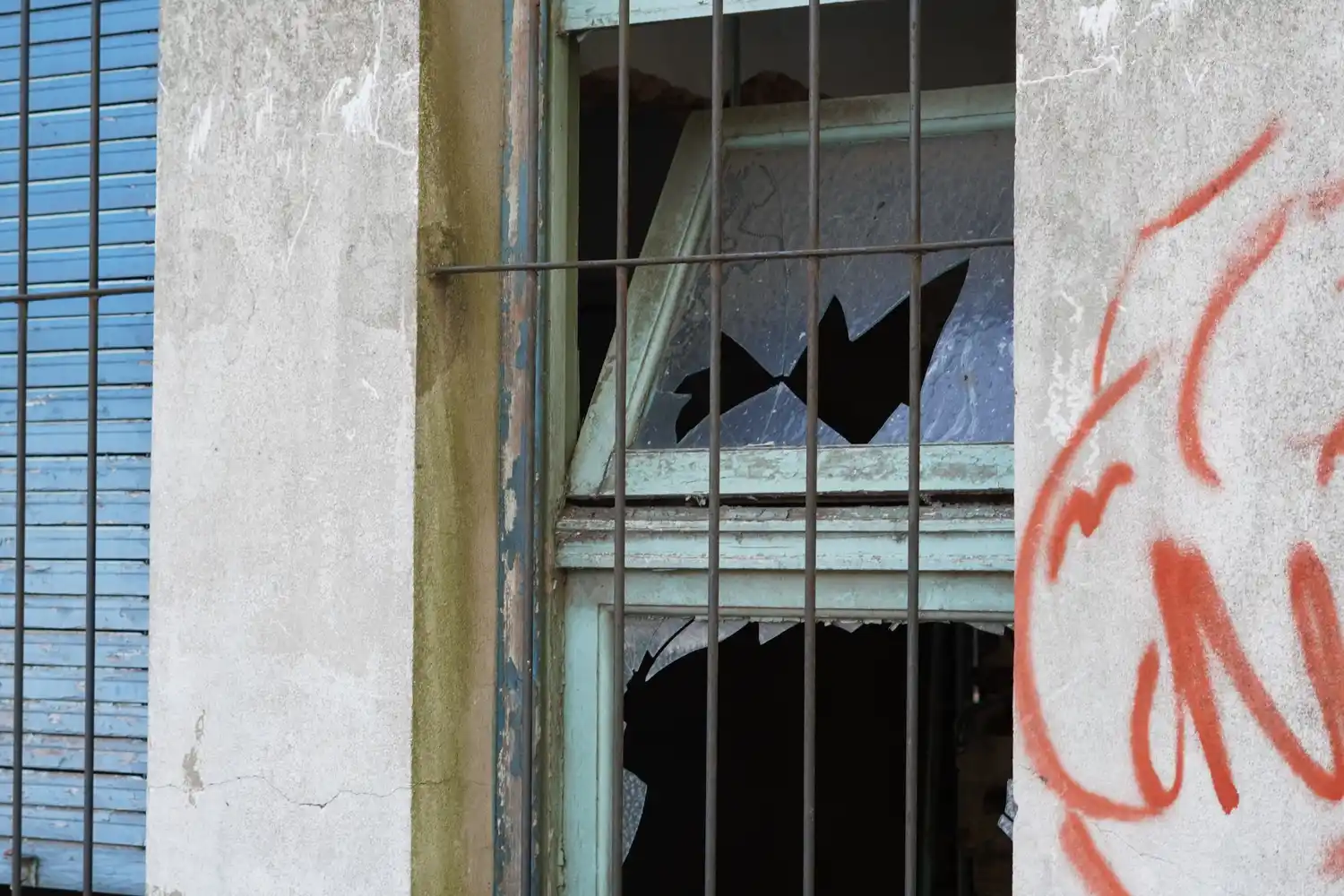 La Escuela 7 luce con vidrios rotos, paredes pintadas y un deterioro cada vez más avanzado.