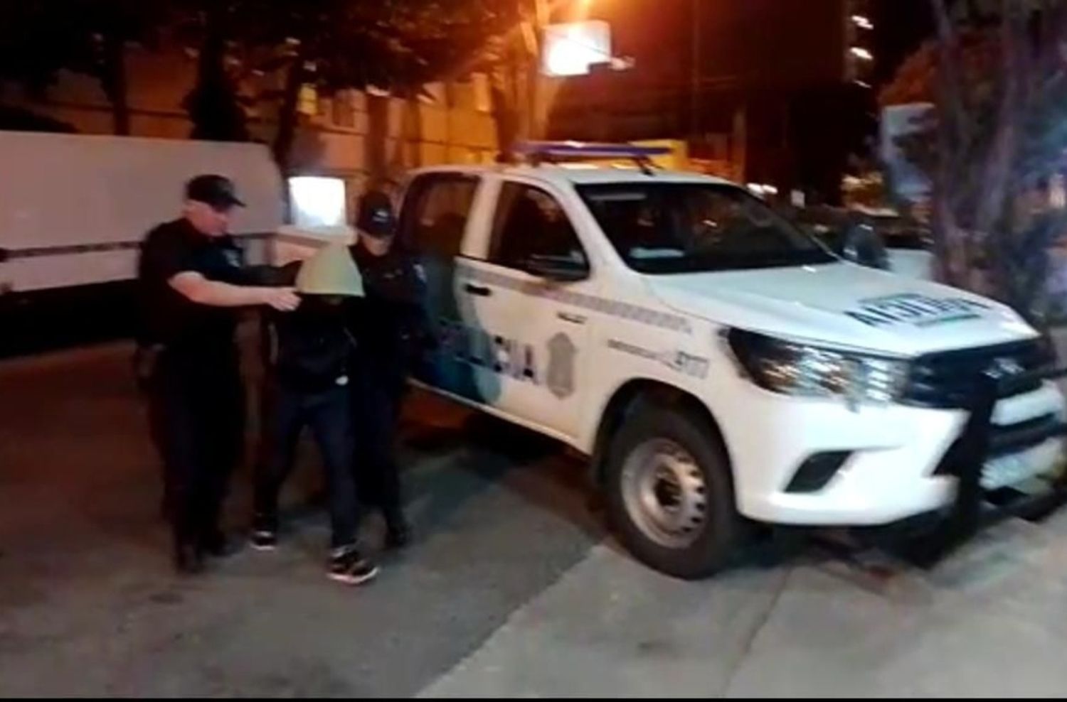 No pudo robar un auto, se "conformó" con una mochila, pero lo detuvo la seguridad de un boliche