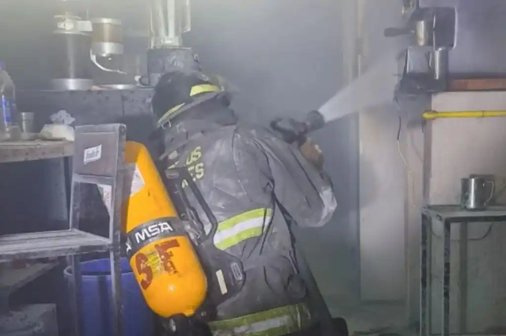 El siniestro se originó detrás de la barra mostrador.