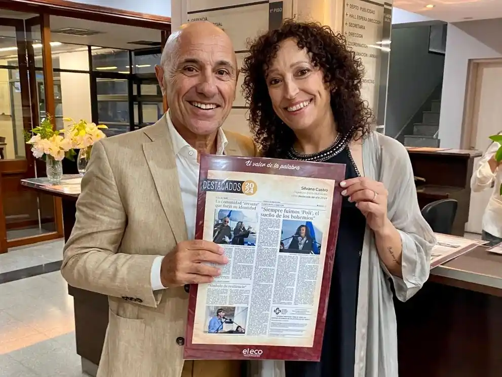 El director de El Eco de Tandil, Rogelio Rotonda, en la entrega de la distinción a Silvana Castro, directora de la Escuela Polivalente de Arte.