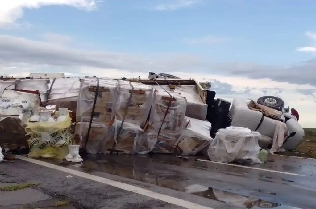 Un camión y una traffic protagonizaron un vuelco en la autopista Santa Fe-Rosario, altura Monje