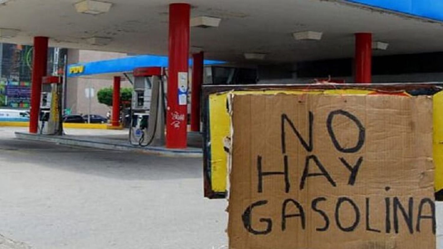¡MADRE SUSTO! Se incendia moto dentro de estación de gasolina en Táchira
