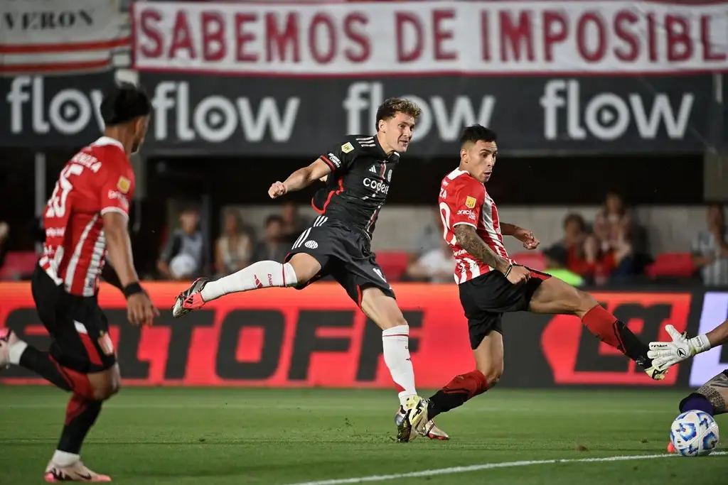 Colidio define para el primer gol de River.