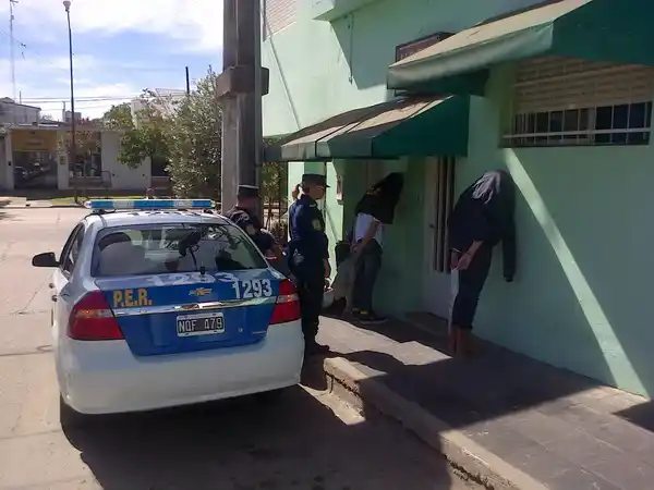 Mujer fue encontrada calcinada en su cama: la hija y el novio, detenidos