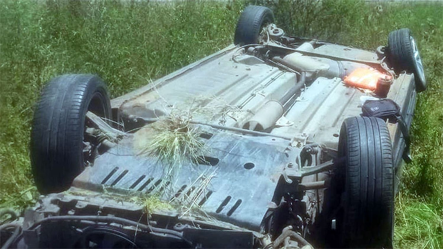 Se fue a la banquina en la Autovía Artigas y terminó dado vuelta