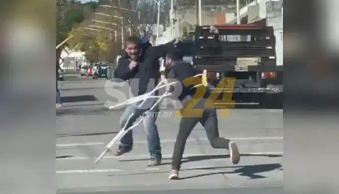 ¡Milagro! mendigaba con muletas en el semáforo,  se peleó con un vecino y salió corriendo