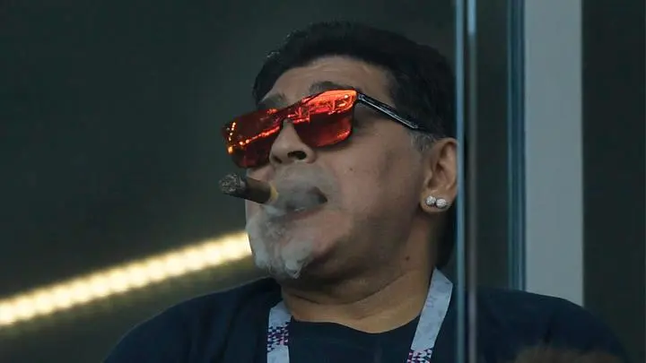 Maradona, disfruta de un habano, viendo Argentina-Islandia