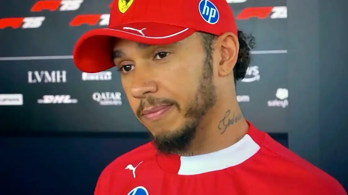 La desilución del piloto británico en el encuentro con la prensa. Foto: @GazzettaFerrari.