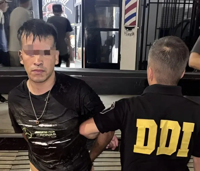 Un policía se disfrazó de barbero y arrestó a un sospechoso de homicidio cuando fue a cortarse el pelo