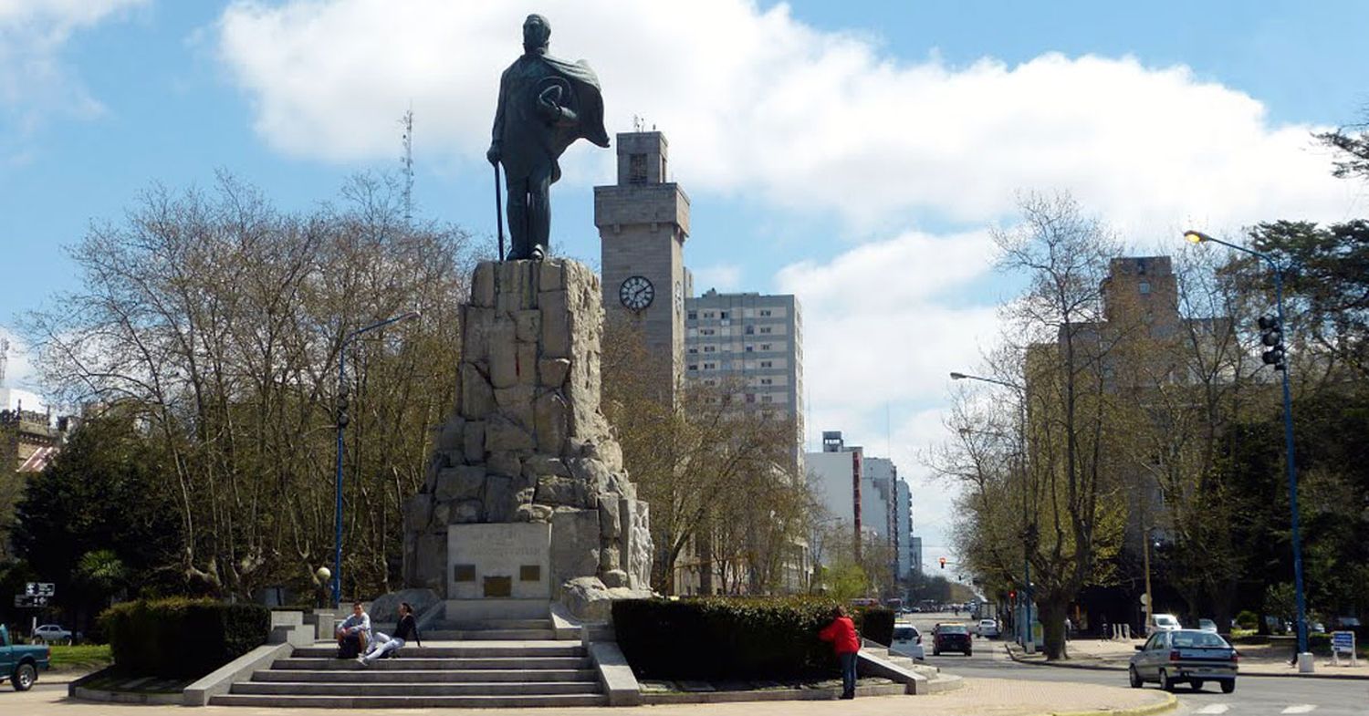 Un joven murió tras caerse del monumento a San Martín