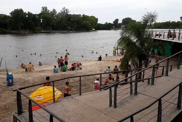 El río sigue bajando y las playas vuelven a cobrar vida en la ciudad 