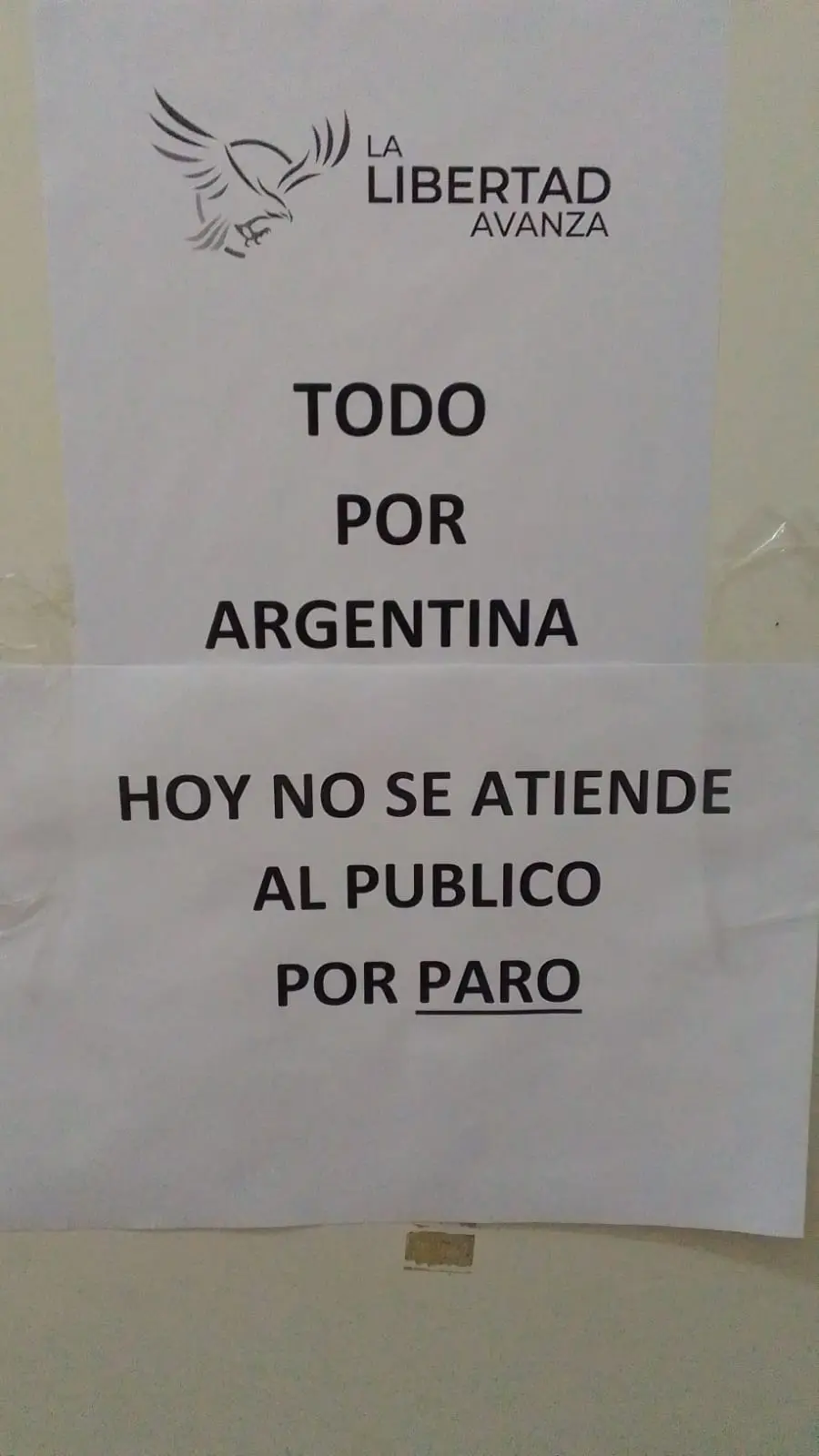 Un llamativo cartel en el bloque libertario y el video de Tornini