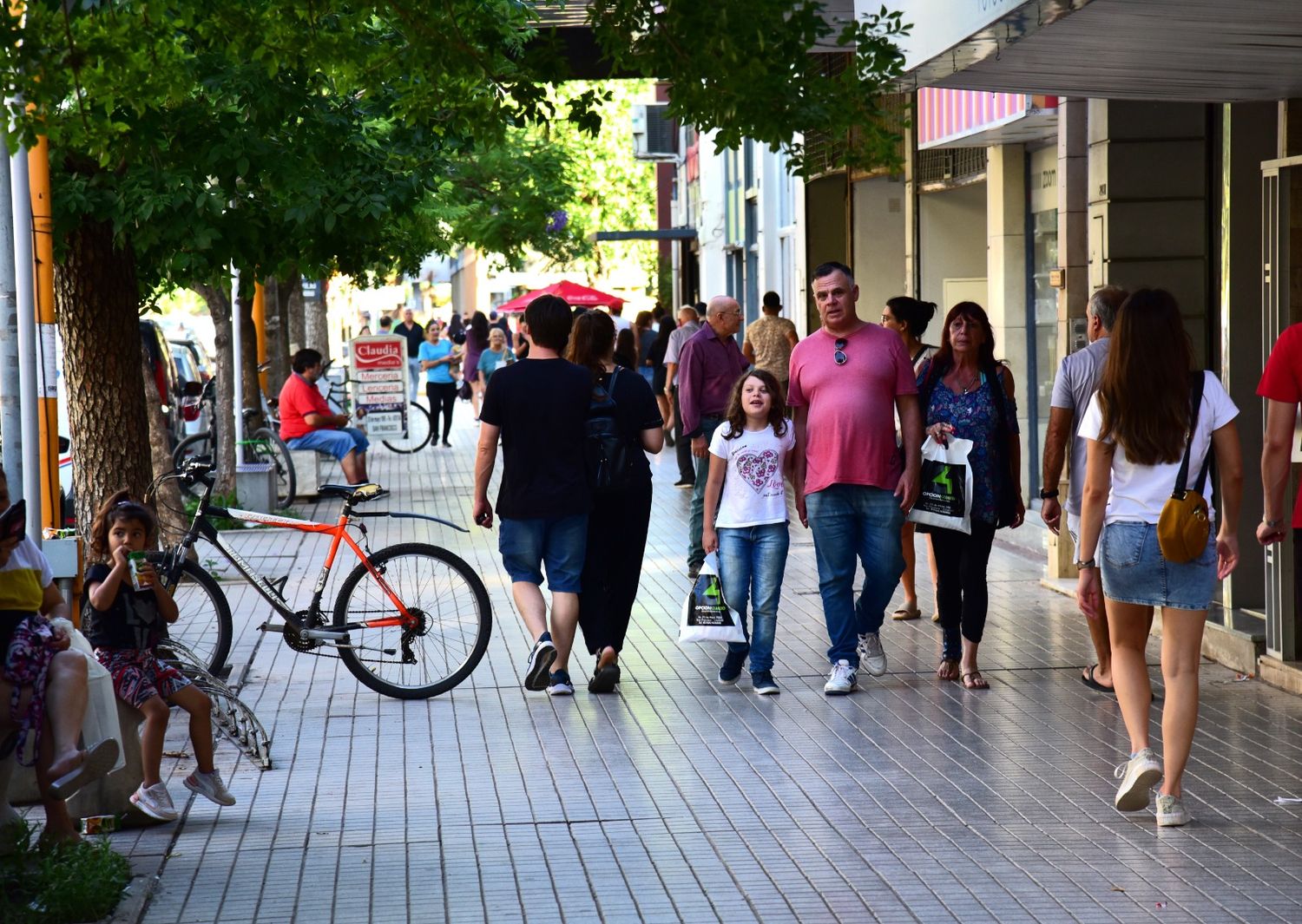 La gente salió a último momento a comprar los regalos de Navidad