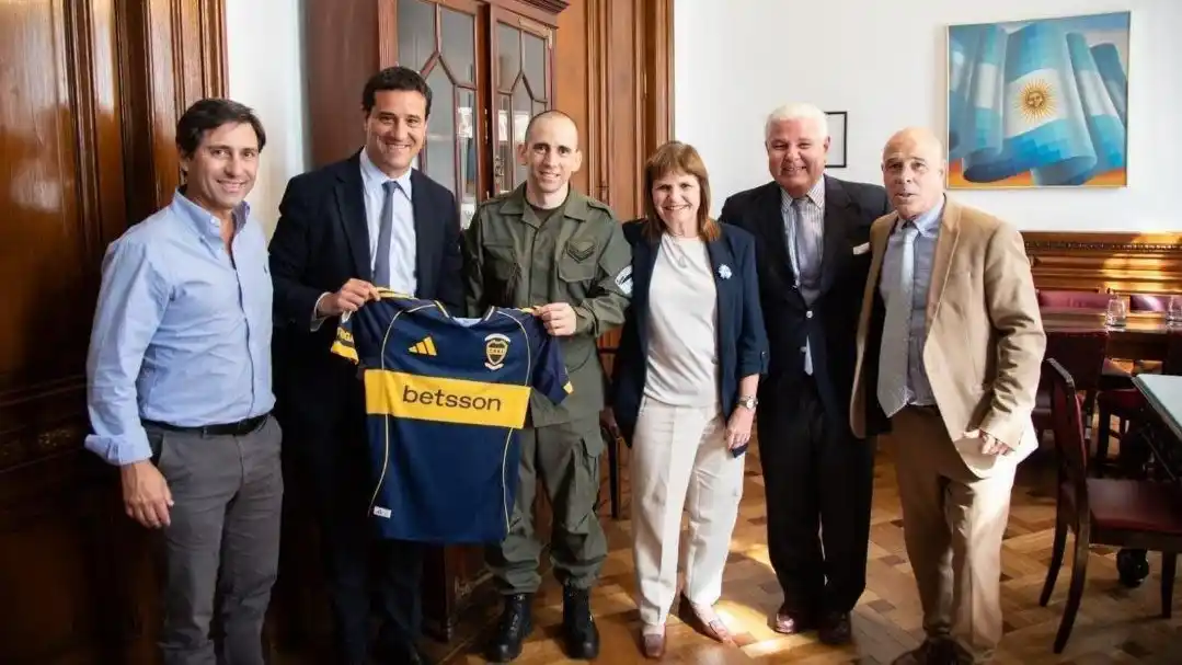 Abad le regaló a Nahuel Gallo una camiseta de Boca