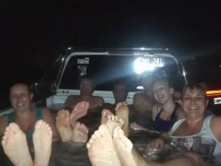 Llenaron con agua la caja de la camioneta y salieron a pasear