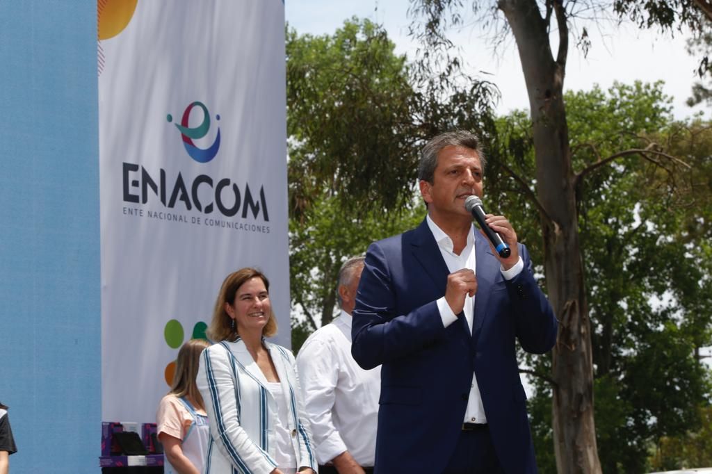 Massa, Galmarini y Ambrosini entregaron 3 mil tablets a estudiantes en Tigre