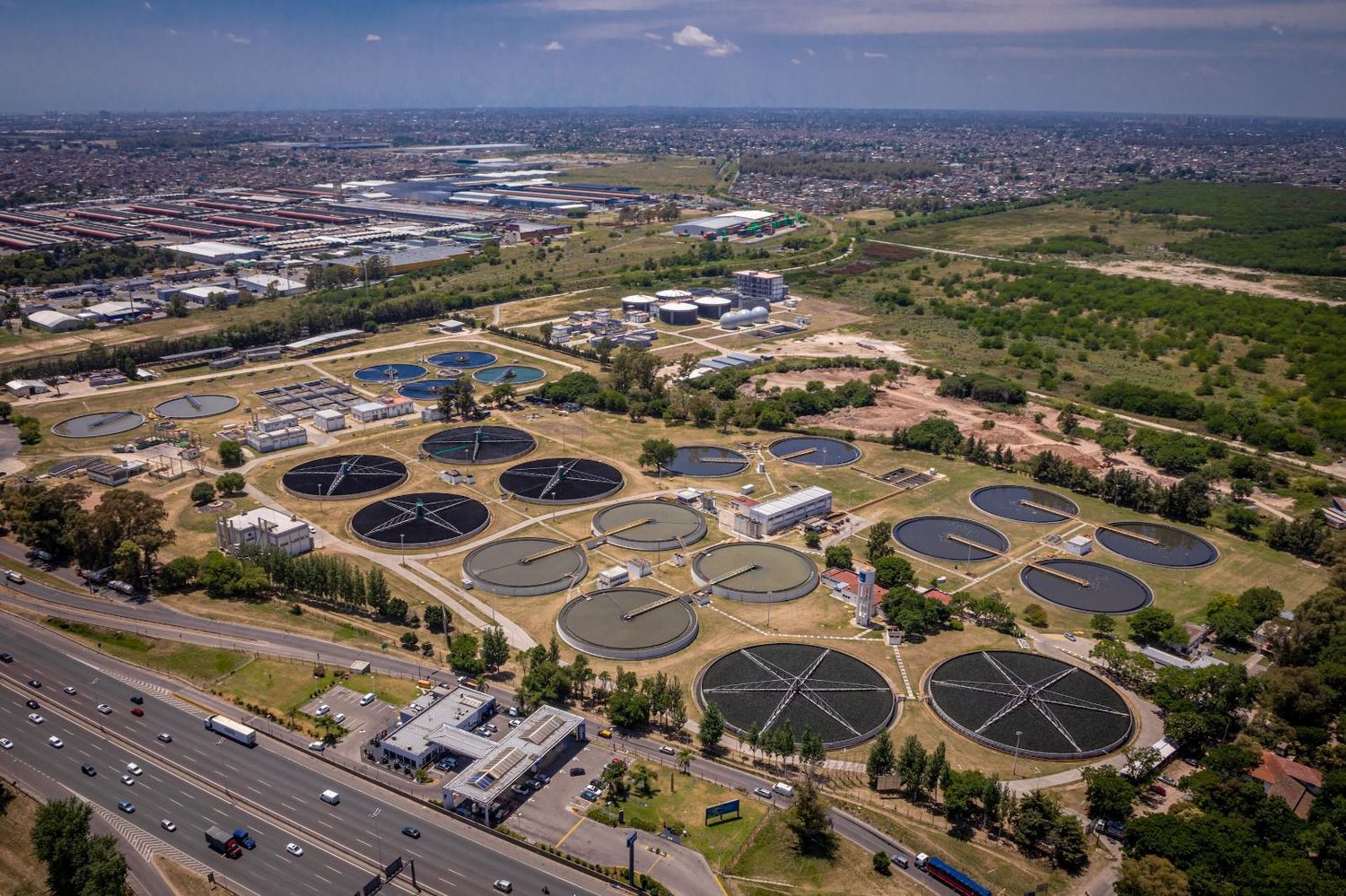 AySA y FAUBA pusieron en marcha la primera planta de tratamiento del líquido cloacal con microalgas