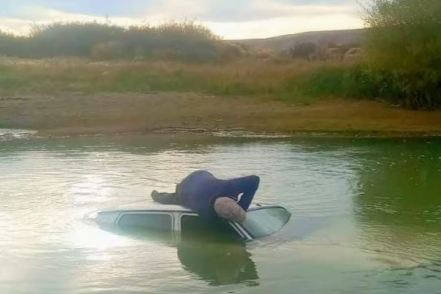 Fue a lavar el auto en el río y se olvidó de poner freno de mano: terminó tapado de agua