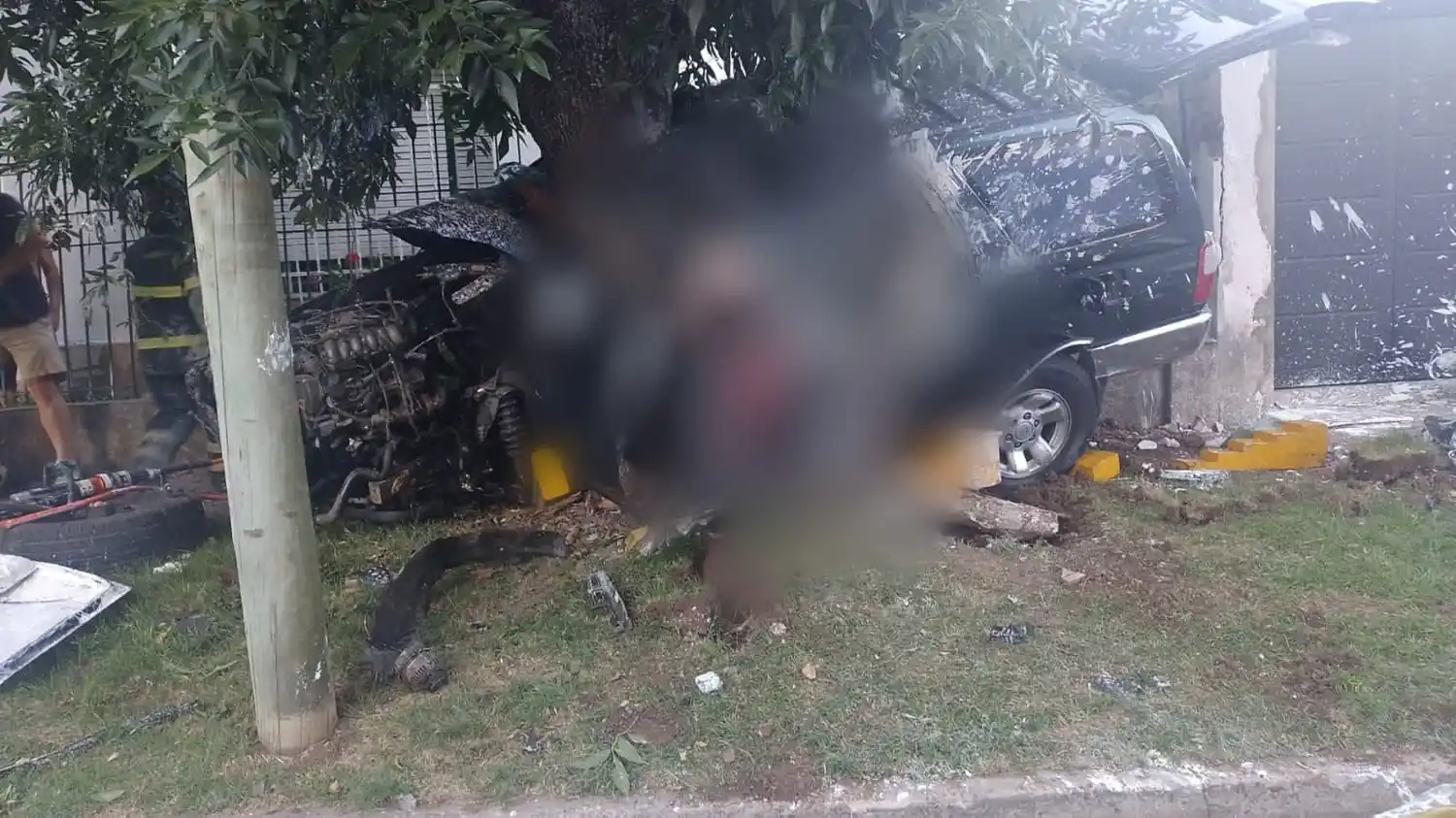 La camioneta robada quedó destruida tras el impacto.