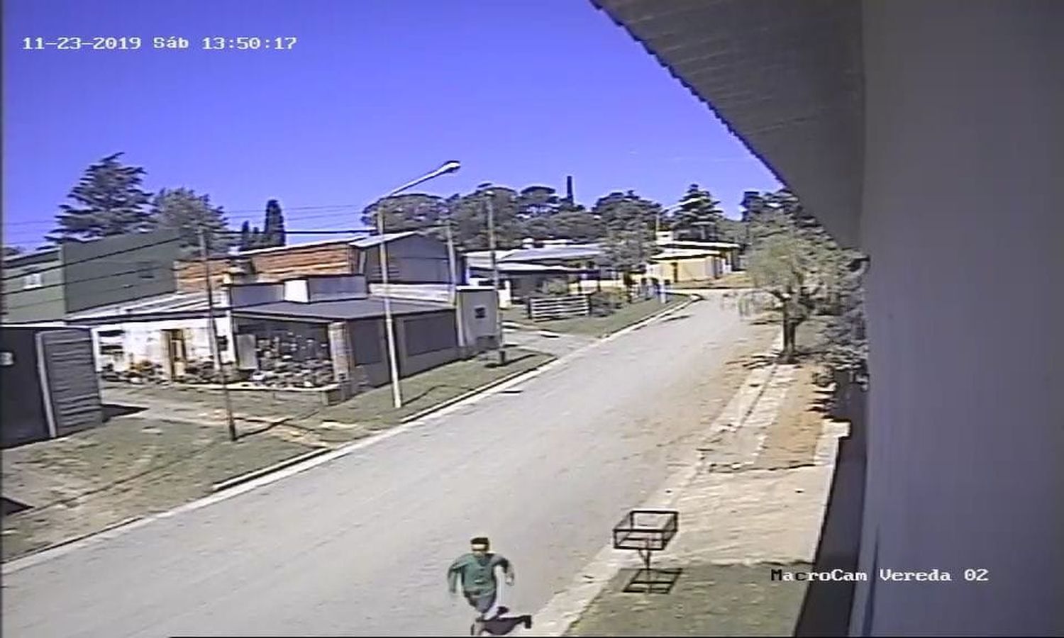 Un delincuente amenazó con golpear a una niña de 4 años para robar un celular