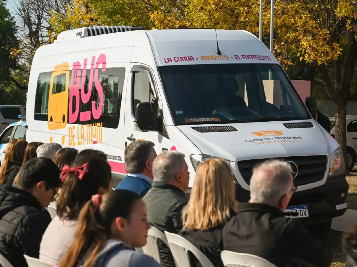 Arroyito pone en marcha su primer bus municipal             