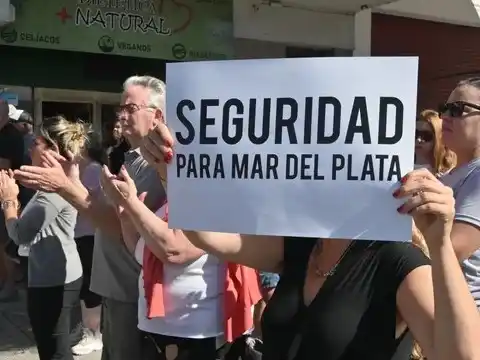 Los vecinos se movilizaron en la puerta del comercio donde ayer fue asesinado Cristian Velázquez (foto: Noticias Argentinas).