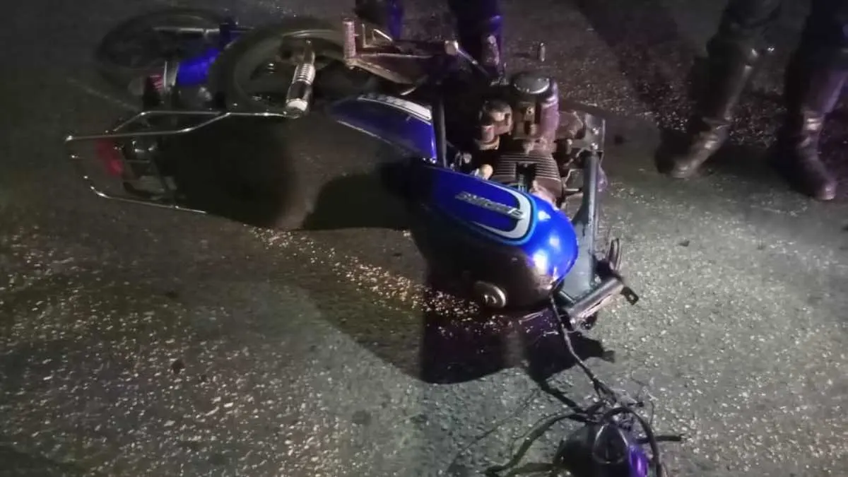 Vehículo embistió a una moto y se dio a la fuga dejando un joven muerto y otro lesionado