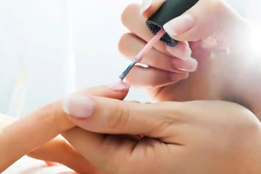 Algunas causas pueden ser la exposición repetida a productos químicos como detergentes, quitaesmaltes o limpiadores.