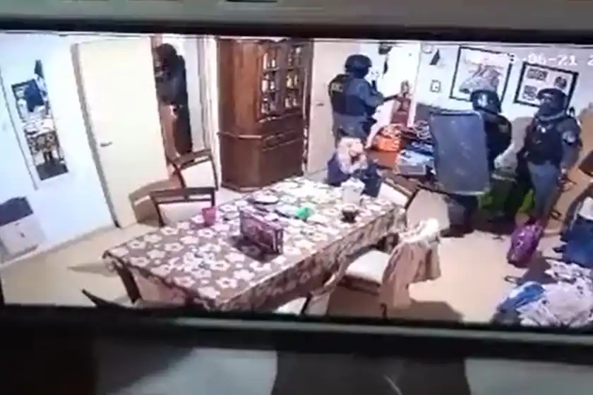 Video: les tiraron la puerta abajo y los allanaron por error
