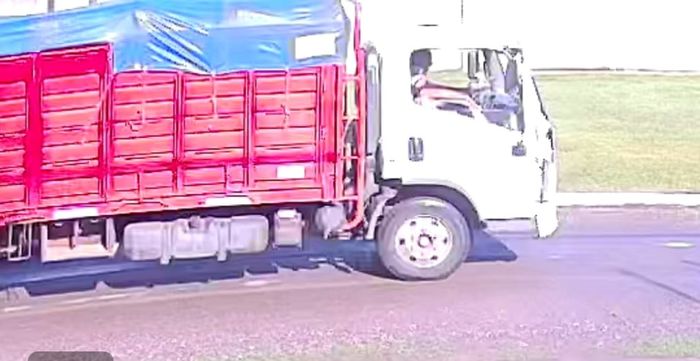 Denunció que un camión lo chocó y se dio a la fuga: busca testigos para identificarlo - 2