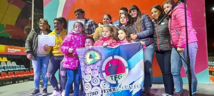 Silvina "La Gogo" Cabrrera a la izquierda, en la entrega de premios del pasado torneo de Fútbol Femenino. Esta edición llevará su nombre.
