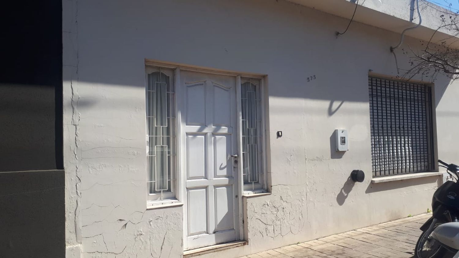 Delincuentes entraron a la casa de una mujer mayor de edad y le pegaron